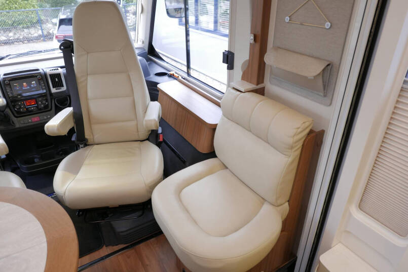 Hymer B 588 | Automaat | Levelsysteem | Enkele bedden | Airco 34