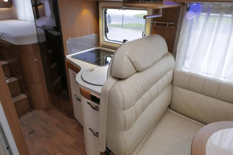 Hymer B 588 | Automaat | Levelsysteem | Enkele bedden | Airco 36