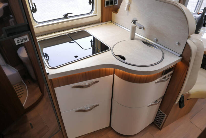 Hymer B 588 | Automaat | Levelsysteem | Enkele bedden | Airco 38
