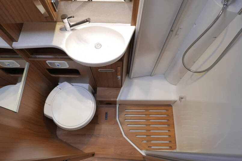 Hymer B 588 | Automaat | Levelsysteem | Enkele bedden | Airco 54