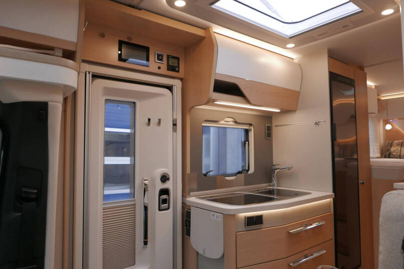 Hymer BMC-T 580 | 4430 chassis | Zilver metallic | Trekhaak | Enkele bedden 31