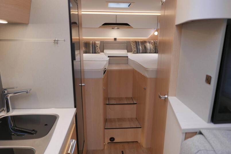 Hymer BMC-T 580 | 4430 chassis | Zilver metallic | Trekhaak | Enkele bedden 36