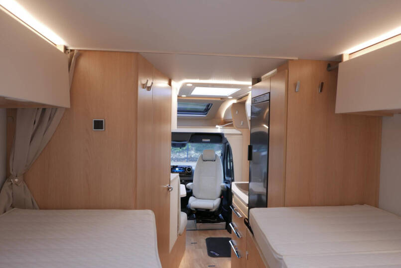 Hymer BMC-T 580 | 4430 chassis | Zilver metallic | Trekhaak | Enkele bedden 42