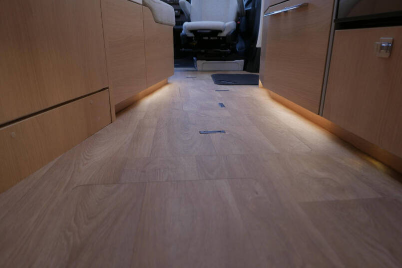 Hymer BMC-T 580 | 4430 chassis | Zilver metallic | Trekhaak | Enkele bedden 46