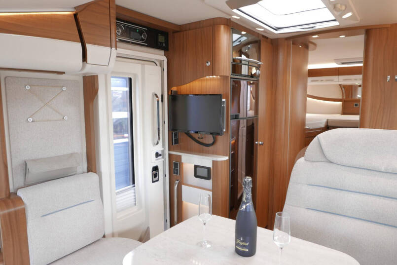 Hymer B 678 DL DynamicLine | Automaat | Levelsysteem | LPG | Enkele bedden 30