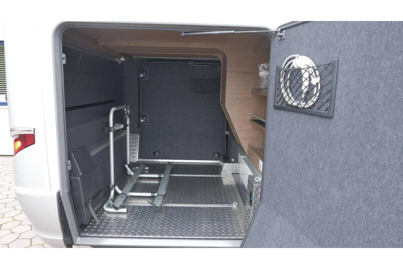 Hymer B 704 SL Automaat | 180 pk | AL-DE | 2 aparte bedden | Hefbed 11