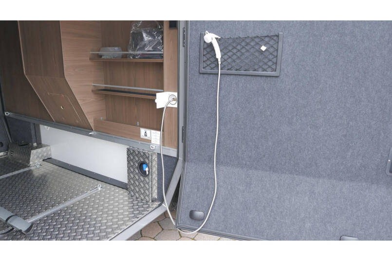 Hymer B 704 SL Automaat | 180 pk | AL-DE | 2 aparte bedden | Hefbed 12