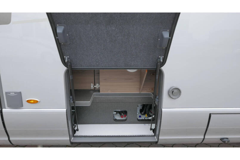 Hymer B 704 SL Automaat | 180 pk | AL-DE | 2 aparte bedden | Hefbed 15