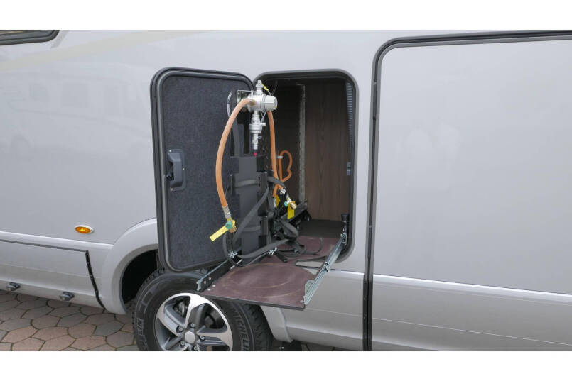 Hymer B 704 SL Automaat | 180 pk | AL-DE | 2 aparte bedden | Hefbed 16