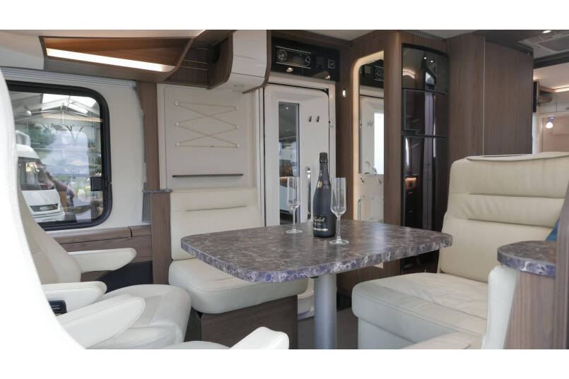 Hymer B 704 SL Automaat | 180 pk | AL-DE | 2 aparte bedden | Hefbed 29