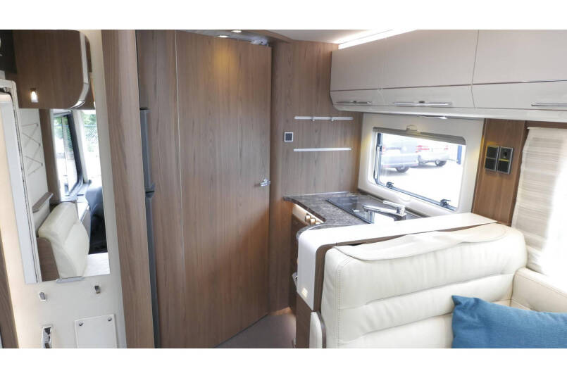 Hymer B 704 SL Automaat | 180 pk | AL-DE | 2 aparte bedden | Hefbed 32