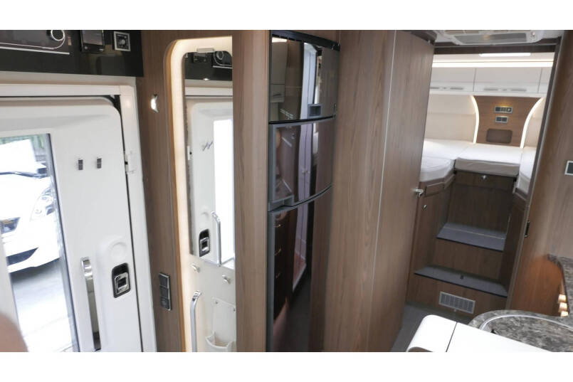Hymer B 704 SL Automaat | 180 pk | AL-DE | 2 aparte bedden | Hefbed 33