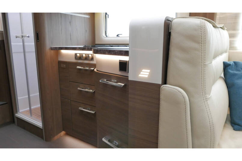 Hymer B 704 SL Automaat | 180 pk | AL-DE | 2 aparte bedden | Hefbed 34