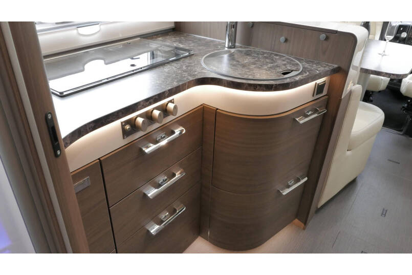 Hymer B 704 SL Automaat | 180 pk | AL-DE | 2 aparte bedden | Hefbed 35