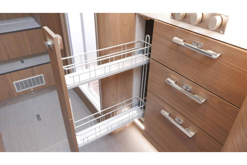 Hymer B 704 SL Automaat | 180 pk | AL-DE | 2 aparte bedden | Hefbed 37