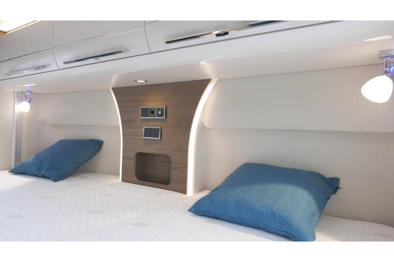 Hymer B 704 SL Automaat | 180 pk | AL-DE | 2 aparte bedden | Hefbed 40