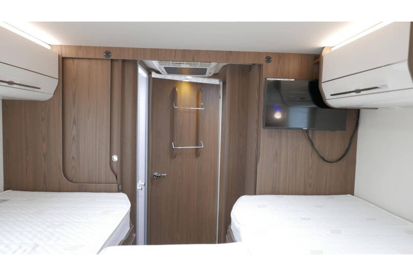 Hymer B 704 SL Automaat | 180 pk | AL-DE | 2 aparte bedden | Hefbed 41