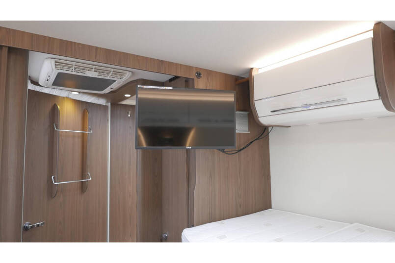 Hymer B 704 SL Automaat | 180 pk | AL-DE | 2 aparte bedden | Hefbed 42