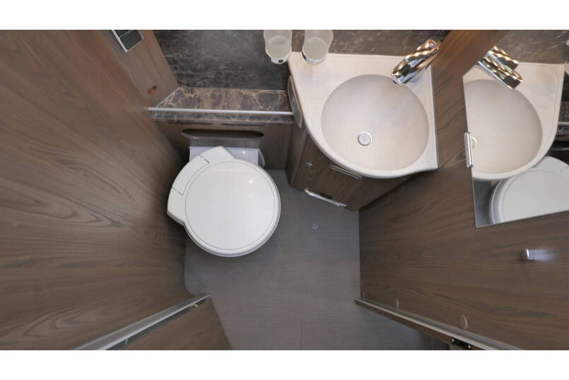Hymer B 704 SL Automaat | 180 pk | AL-DE | 2 aparte bedden | Hefbed 44