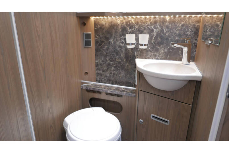 Hymer B 704 SL Automaat | 180 pk | AL-DE | 2 aparte bedden | Hefbed 45