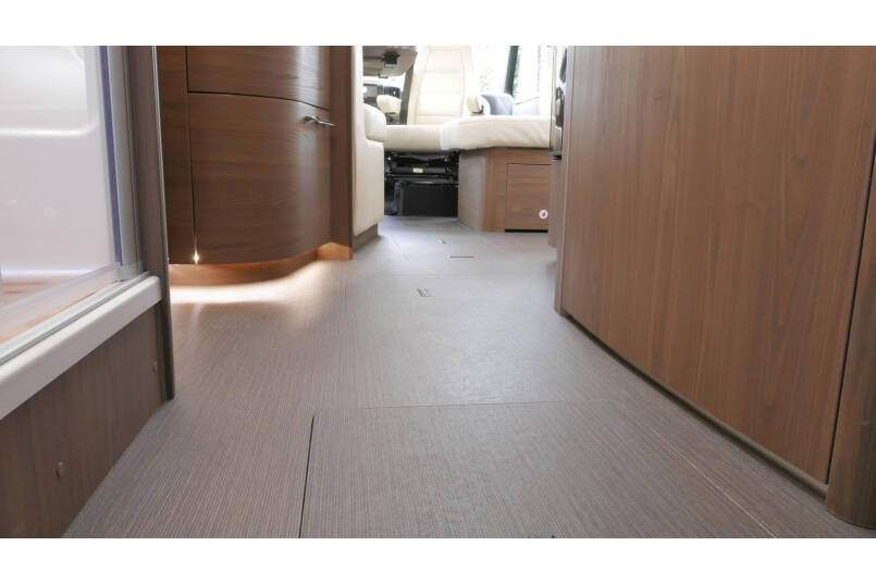 Hymer B 704 SL Automaat | 180 pk | AL-DE | 2 aparte bedden | Hefbed 47