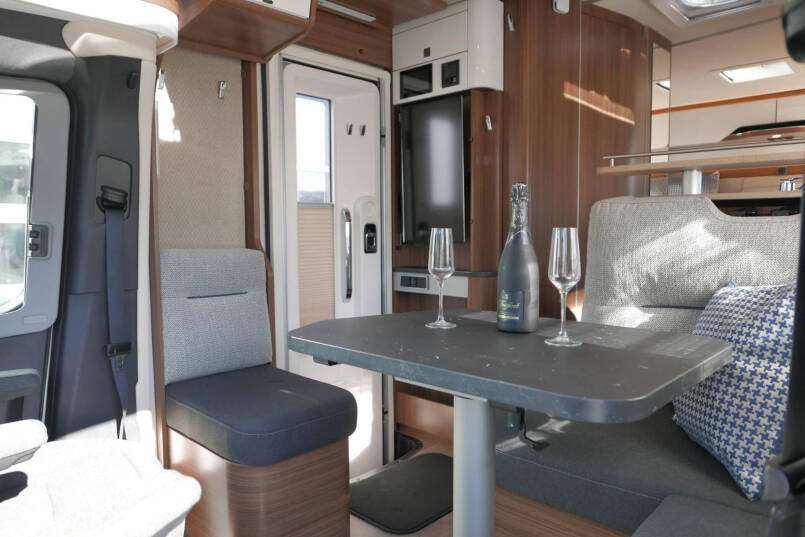 Hymer BMC-T 600 WhiteLine | Hefbed | Levelsysteem | 450 Lithium | Automaat | 4430 Chassis 28
