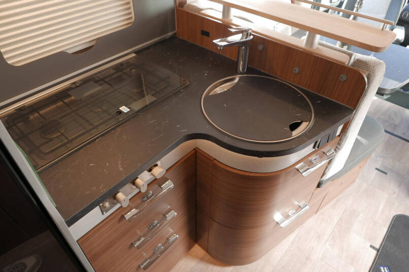 Hymer BMC-T 600 WhiteLine | Hefbed | Levelsysteem | 450 Lithium | Automaat | 4430 Chassis 35