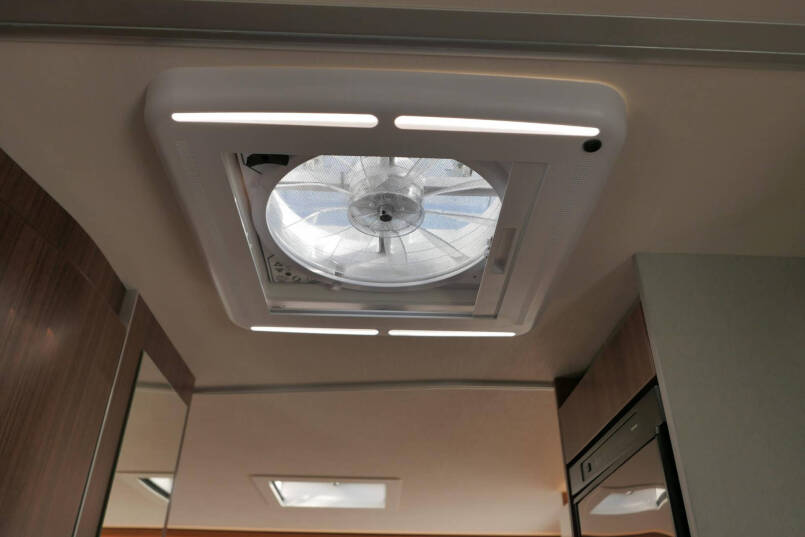 Hymer BMC-T 600 WhiteLine | Hefbed | Levelsysteem | 450 Lithium | Automaat | 4430 Chassis 38
