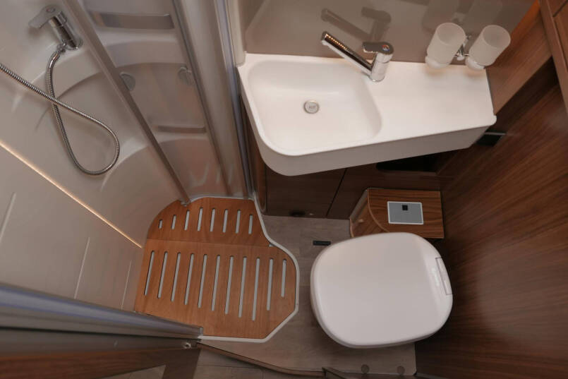 Hymer BMC-T 600 WhiteLine | Hefbed | Levelsysteem | 450 Lithium | Automaat | 4430 Chassis 46