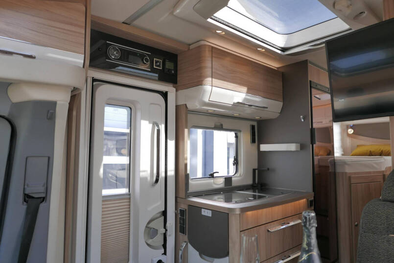 Hymer MLT 570 | Mercedes | Automaat | Enkele bedden | 6.73 M 30