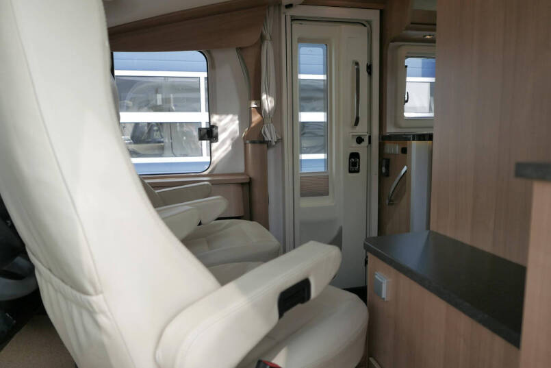 Hymer B 534 | DuoMobile | Rondzit | Luchtvering | Automaat | Levelsysteem 25