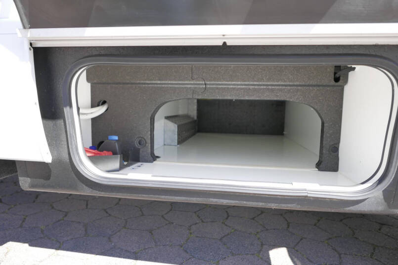 Hymer BMC-I 680 ModernComfort | Airco | Zonnepanelen | Enkele bedden 12