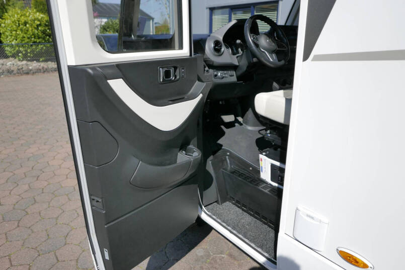 Hymer BMC-I 680 ModernComfort | Airco | Zonnepanelen | Enkele bedden 15