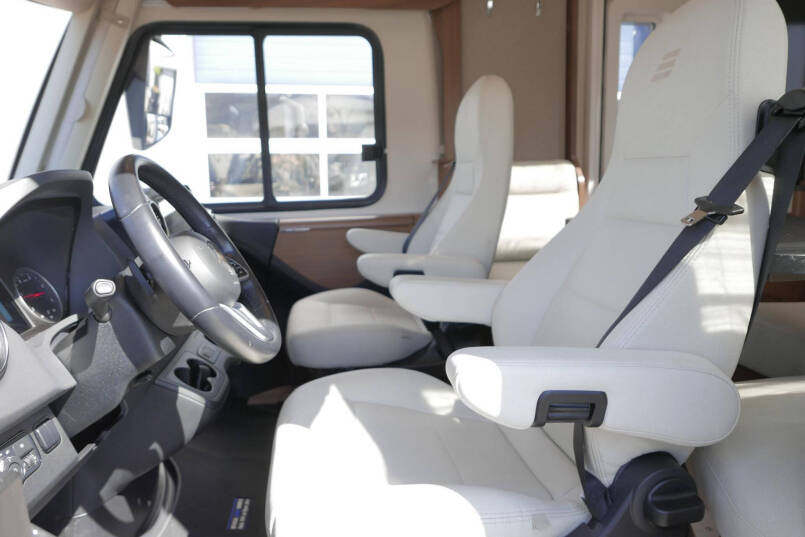 Hymer BMC-I 680 ModernComfort | Airco | Zonnepanelen | Enkele bedden 16
