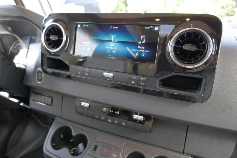Hymer BMC-I 680 ModernComfort | Airco | Zonnepanelen | Enkele bedden 18