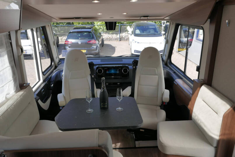 Hymer BMC-I 680 ModernComfort | Airco | Zonnepanelen | Enkele bedden 19