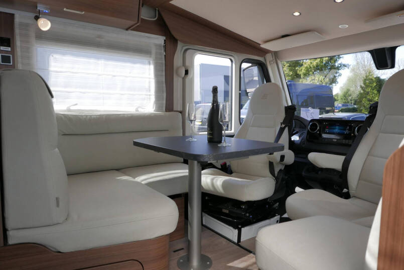 Hymer BMC-I 680 ModernComfort | Airco | Zonnepanelen | Enkele bedden 21