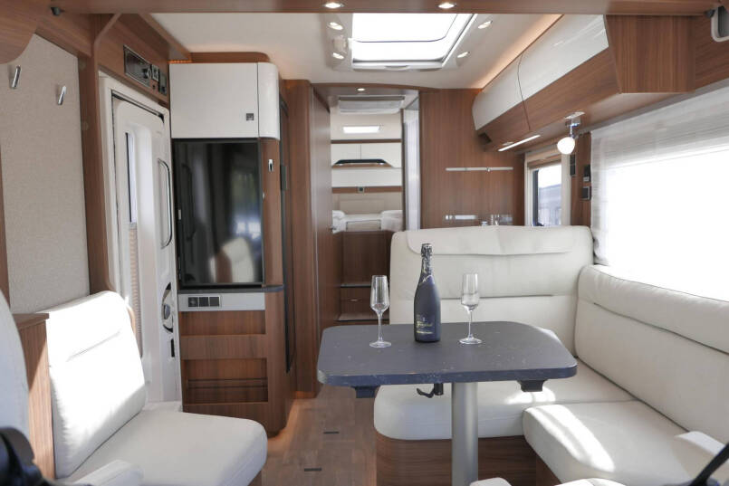 Hymer BMC-I 680 ModernComfort | Airco | Zonnepanelen | Enkele bedden 23