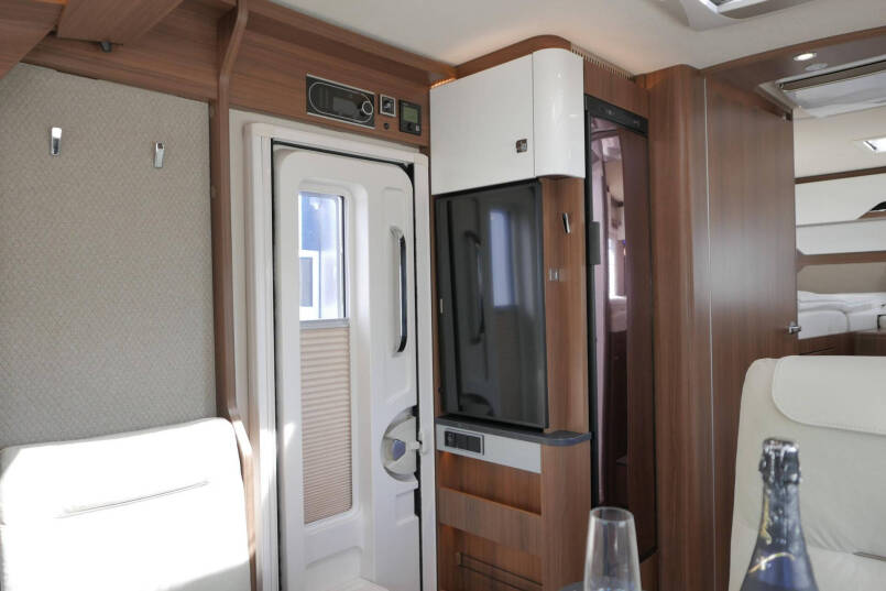 Hymer BMC-I 680 ModernComfort | Airco | Zonnepanelen | Enkele bedden 25