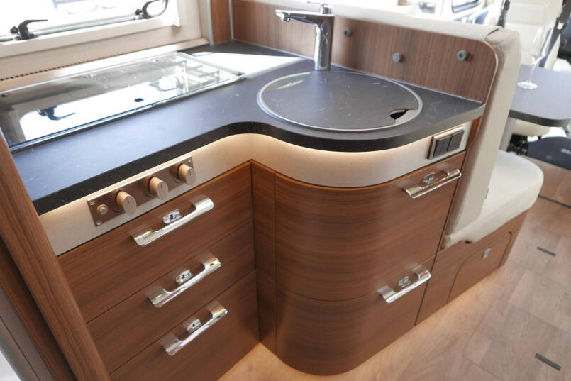 Hymer BMC-I 680 ModernComfort | Airco | Zonnepanelen | Enkele bedden 29