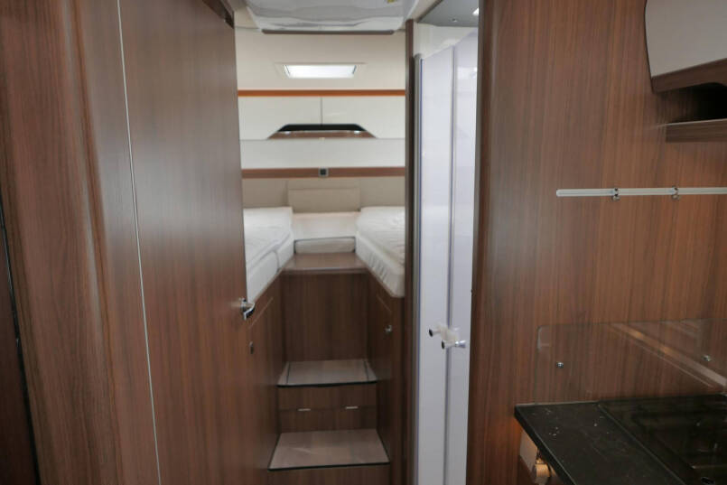 Hymer BMC-I 680 ModernComfort | Airco | Zonnepanelen | Enkele bedden 32