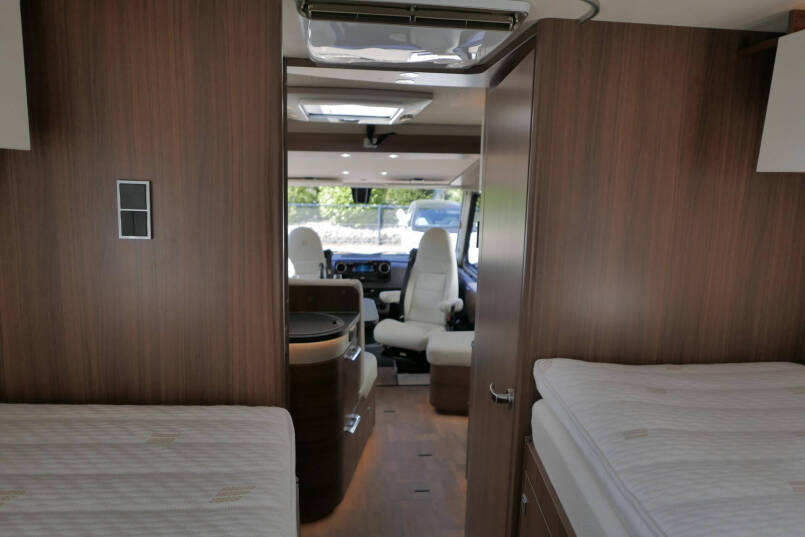 Hymer BMC-I 680 ModernComfort | Airco | Zonnepanelen | Enkele bedden 40
