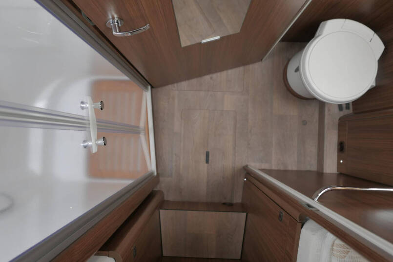 Hymer BMC-I 680 ModernComfort | Airco | Zonnepanelen | Enkele bedden 41