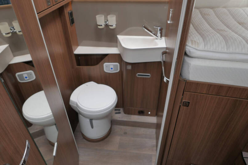 Hymer BMC-I 680 ModernComfort | Airco | Zonnepanelen | Enkele bedden 43
