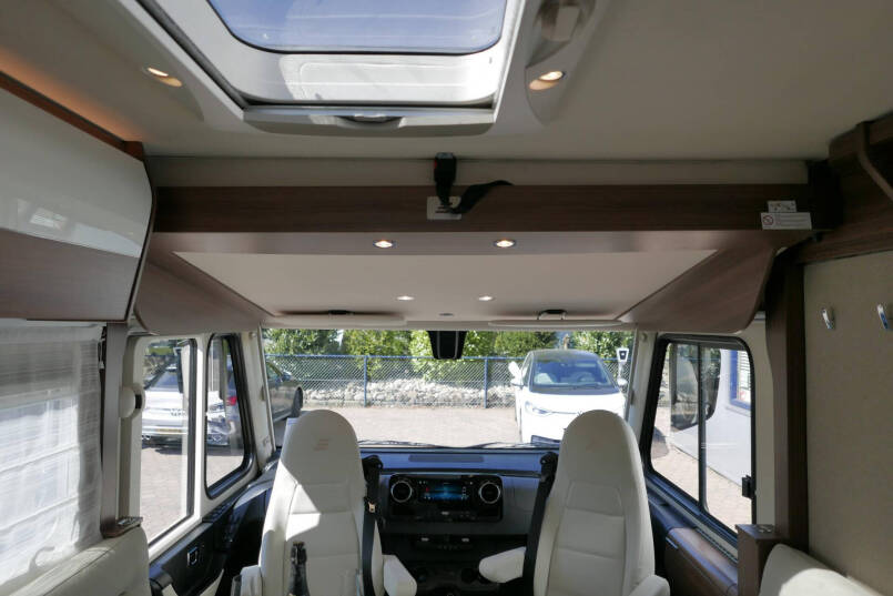 Hymer BMC-I 680 ModernComfort | Airco | Zonnepanelen | Enkele bedden 46