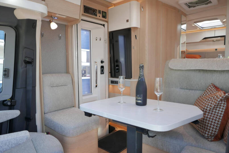 Hymer BMC-T 600 | Enkele bedden | Lithium | AL-KO maxi | Omvormer | 28