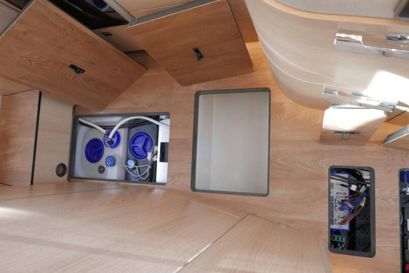 Hymer BMC-T 600 | Enkele bedden | Lithium | AL-KO maxi | Omvormer | 44