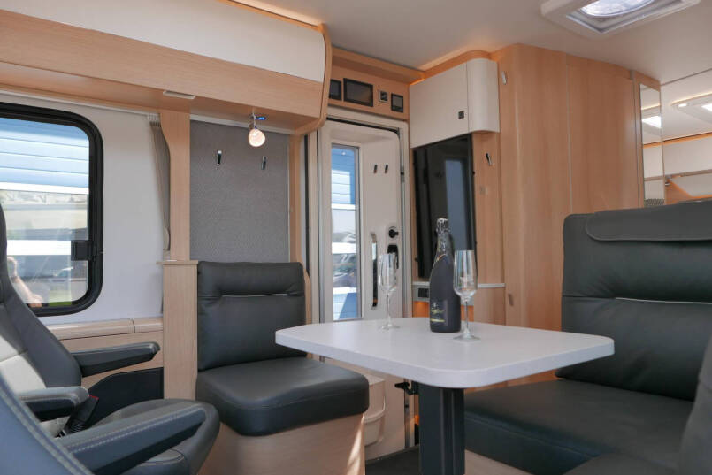 Hymer BMC-I 600 WhiteLine | Bovenkastjes | Levelsysteem | Lithium | Mercedes | 30