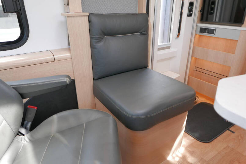 Hymer BMC-I 600 WhiteLine | Bovenkastjes | Levelsysteem | Lithium | Mercedes | 33