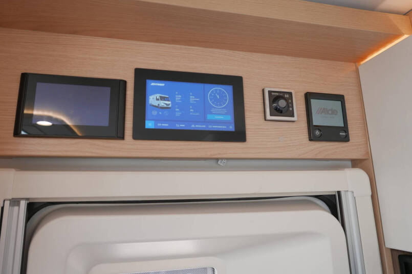 Hymer BMC-I 600 WhiteLine | Bovenkastjes | Levelsysteem | Lithium | Mercedes | 35